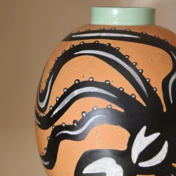 Vaso Thyeste in bianco e nero opaco di Jean-Christophe Clair