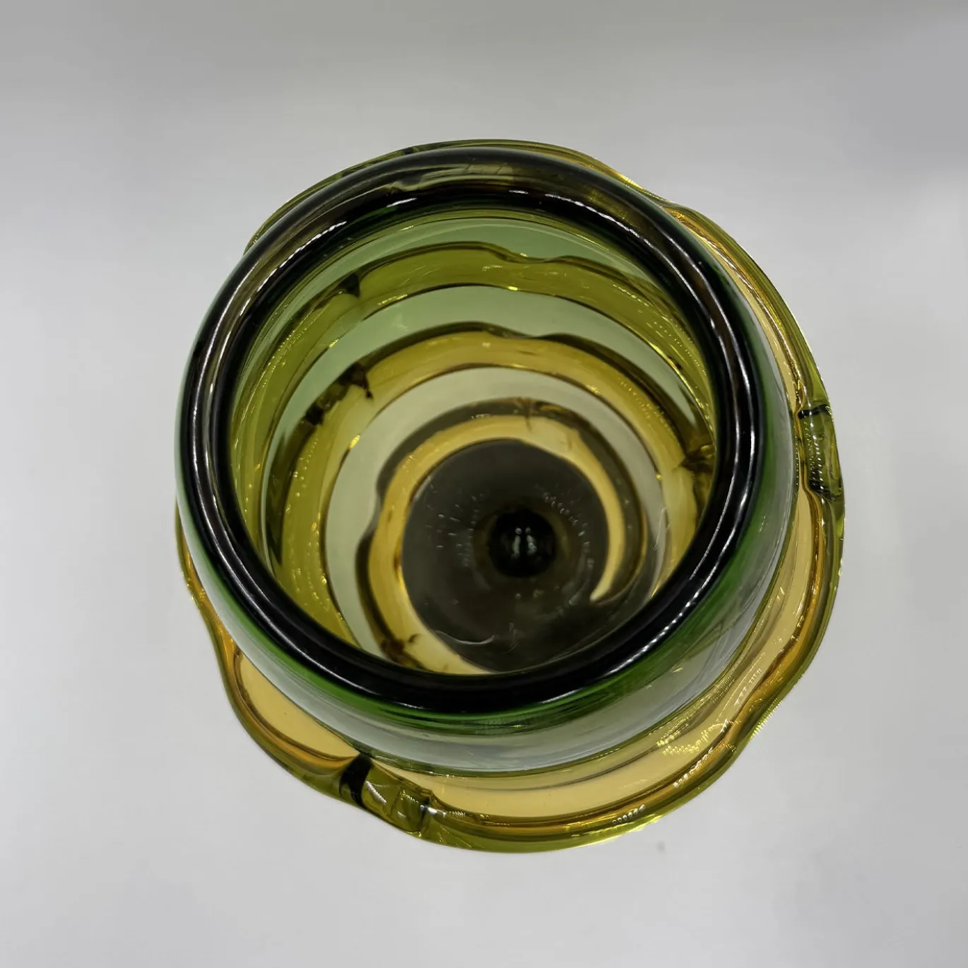Vaso Torciglione in vetro di Murano verde e ambra con base in vetro nero