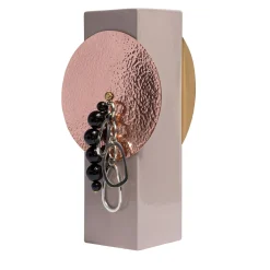 Vaso Totem 3 in ceramica rosa con dettagli in metallo
