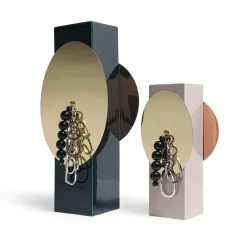 Vaso Totem 3 in ceramica rosa con dettagli in metallo