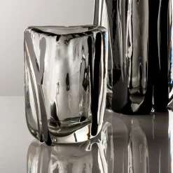 Vaso triangolare medio Black Belt di Peter Marino in vetro trasparente