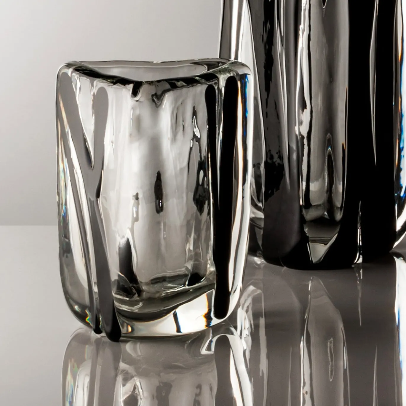Vaso triangolare medio Black Belt di Peter Marino in vetro trasparente