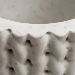 Vaso Tricot in marmo di Carrara di Patricia Urquiola