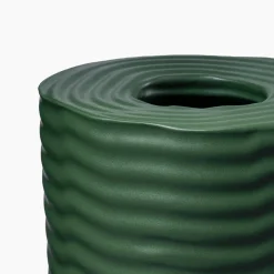 Vaso verde rotondo di Max Lamb