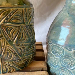 Vaso Versante Silenzioso in Ceramica Verde della Collezione Micromondo