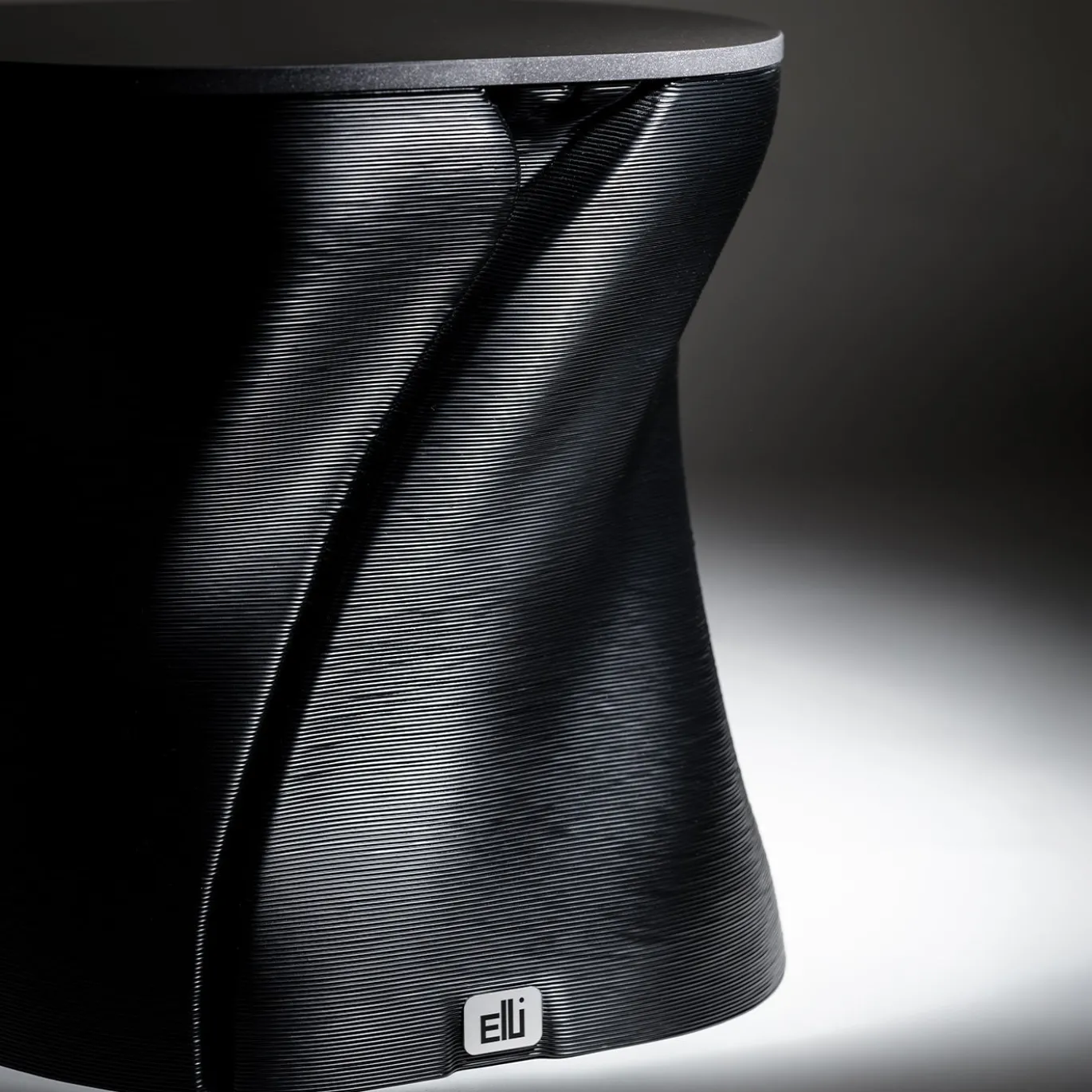 Veil Sgabello nero a clessidra stampato in 3D