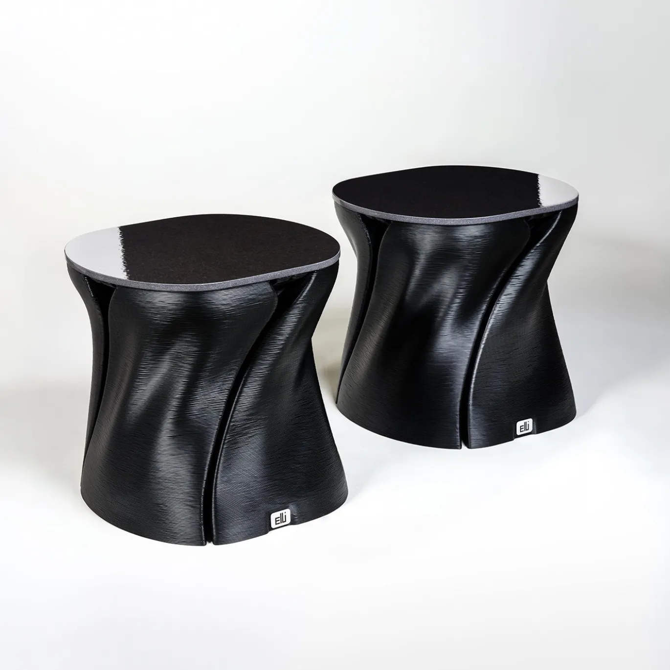 Veil Sgabello nero a clessidra stampato in 3D
