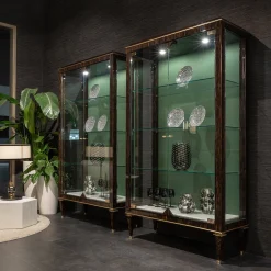Vetrina in legno di palma con finiture in ottone e pannello interno verde
